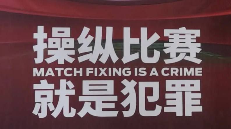 在浴场里，她是主管，骄横跋扈，不可一世，却常常在自己的宝宝面前不知所措，形象大失钱婆婆汤婆婆的孪生姐姐，外表与汤婆婆毫发不差，性情却与其大相径庭。